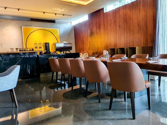 tempat nongkrong semarang, mensa table